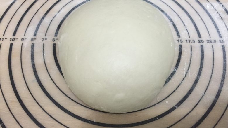 100%中种北海道餐包,面包机揉面20分钟至黄油完全吸收,面团出现手套膜
将揉好的面团盖保鲜膜松弛30分钟