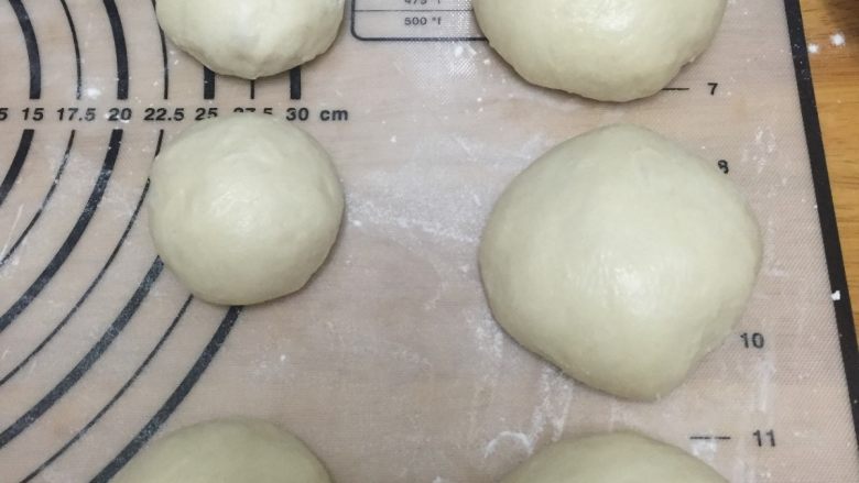 100%中种北海道餐包,用电子称将面团按照模具均匀等分,盖保鲜膜松弛20分钟
