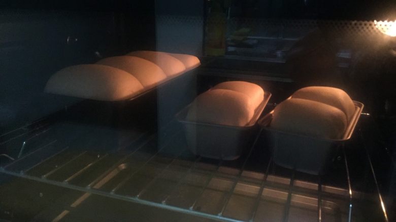 100%中种北海道餐包,预热好之后放入模具烤制30分钟,上色后及时加盖锡纸