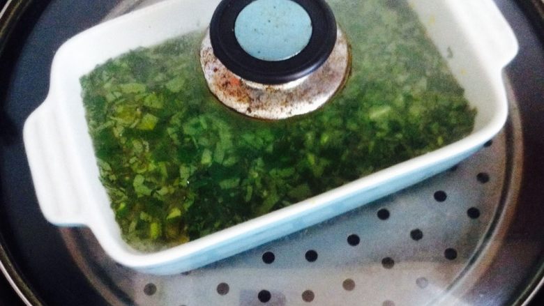 麻油空心菜水蒸蛋,盖上锅盖,开火蒸,把火调至中火蒸15分钟左右关火