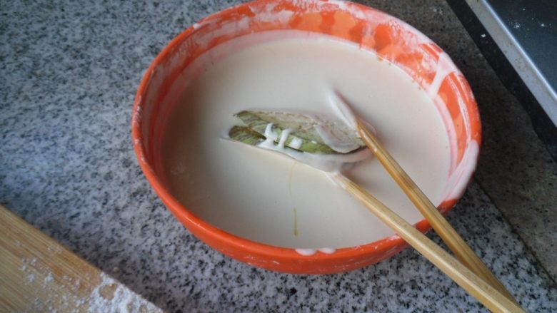 脆皮茄盒, 取一个生坯,蘸匀脆皮糊