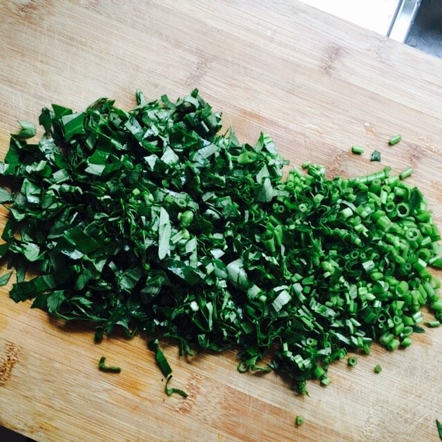 空心菜粗粮炒饭,把空心菜切碎