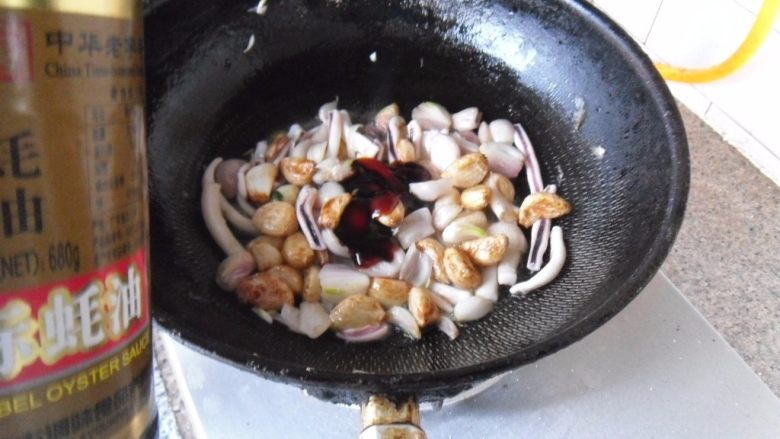 葱头大蒜烧鱿鱼, 加适量<a style='color:red;display:inline-block;' href='/shicai/ 721'>蚝油</a>