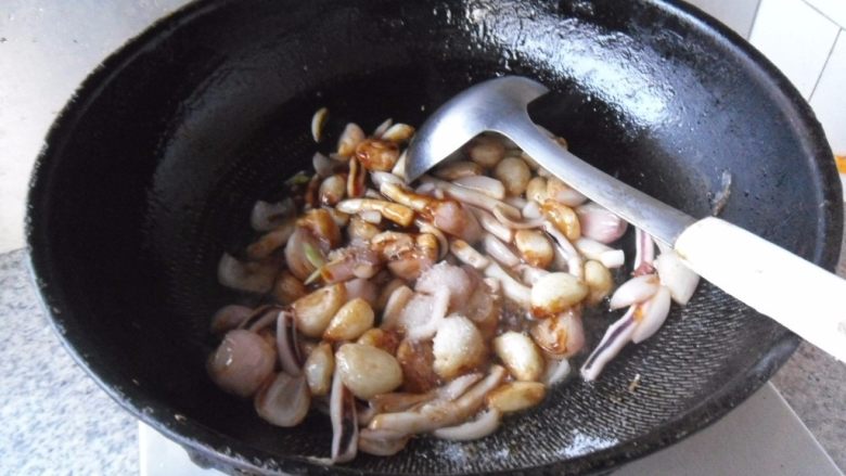 葱头大蒜烧鱿鱼, 翻炒均匀,加盐调味