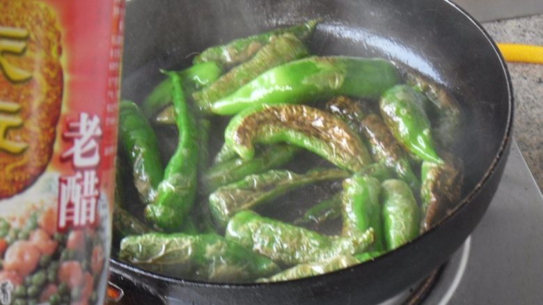 醋烹尖椒,烹入老醋
