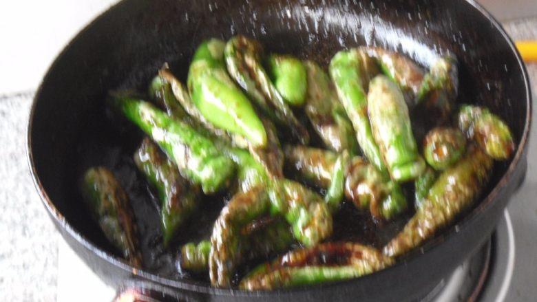 醋烹尖椒, 加适量水,焖制3分钟