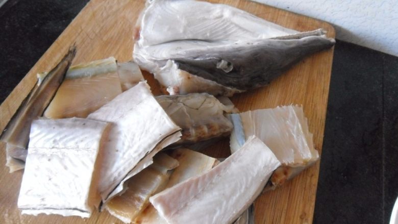 葱姜鳗鱼干, 把浸泡好的鳗鱼干洗净,剁成小块