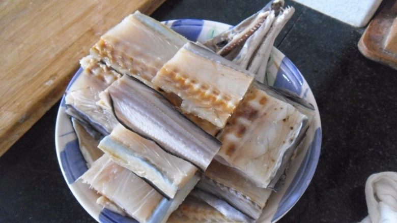 葱姜鳗鱼干,然后把鳗鱼干摆入碗中