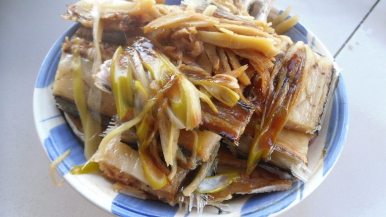 葱姜鳗鱼干,把蒸好的鳗鱼干取出后滗净汤汁