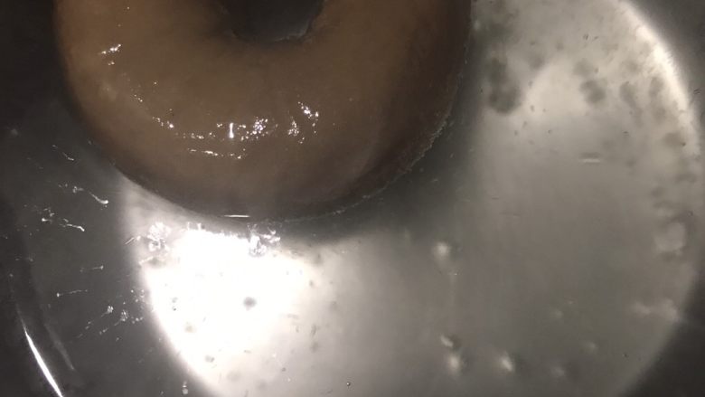 海盐巧克力贝果,糖水煮沸腾后转小火,将发酵结束的贝果放在糖水中,每面煮30秒左右。