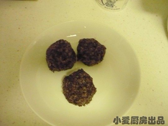 芒果白雪黑糯米甜甜,黑米饭晾凉后,用手蘸点水,搓成圆球。