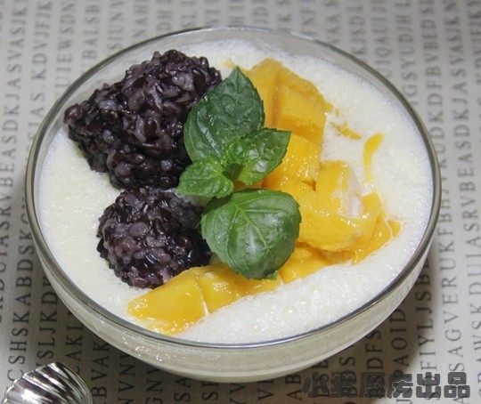 芒果白雪黑糯米甜甜,轻轻的导入搅拌好的牛奶混合物,并将泡沫轻铺在表面。