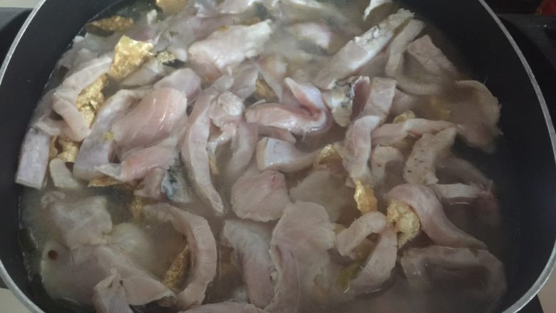 酸菜鱼,加入适量清水,没过食材即可