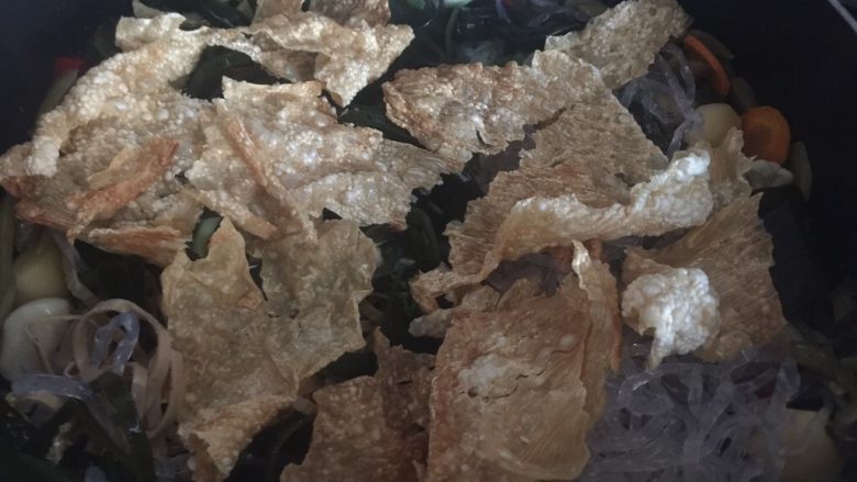 酸菜鱼,再放入炸好的腐皮,用锅铲轻轻压碎