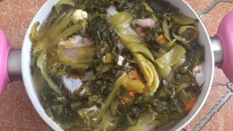 酸菜鱼,加入适量清水,没过就好,酸菜盖在材料上面,然后盖上盖子放入冰箱冷藏半天,让鱼肉充分腌制酸菜汁