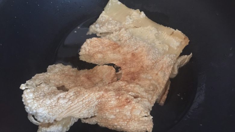 酸菜鱼,翻面炸,炸至两面金黄即可捞起备用