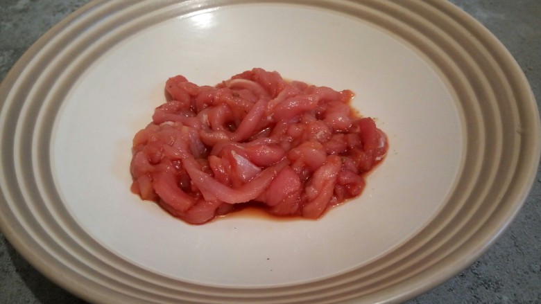 什锦家常炒面,加<a style='color:red;display:inline-block;' href='/shicai/ 788'>生抽</a>半勺,料酒半勺,十三香少许拌均匀,最后加一点芝麻油锁住水分,炒好的肉丝不老