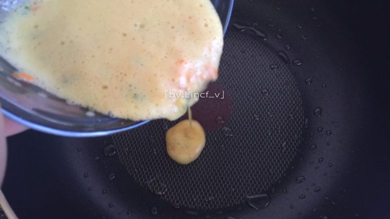 心心相印玉子烧,蛋黄液稍搅拌后倒入煎锅中,煎至未完全凝固时卷起