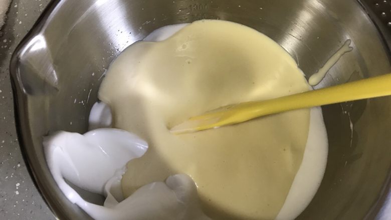 轻乳酪蛋糕,混合好的蛋糕糊倒回蛋白霜,继续翻拌均匀。