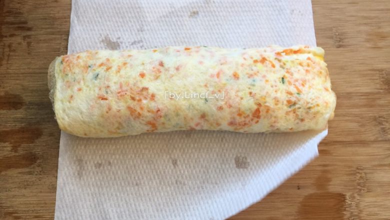 心心相印玉子烧,煎好的鸡蛋卷玉子烧放至吸油纸,包好稍放凉