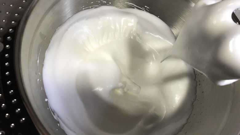 轻乳酪蛋糕,打至大弯勾状态即可。蛋白霜打至这个状态就可以了,太硬容易开裂