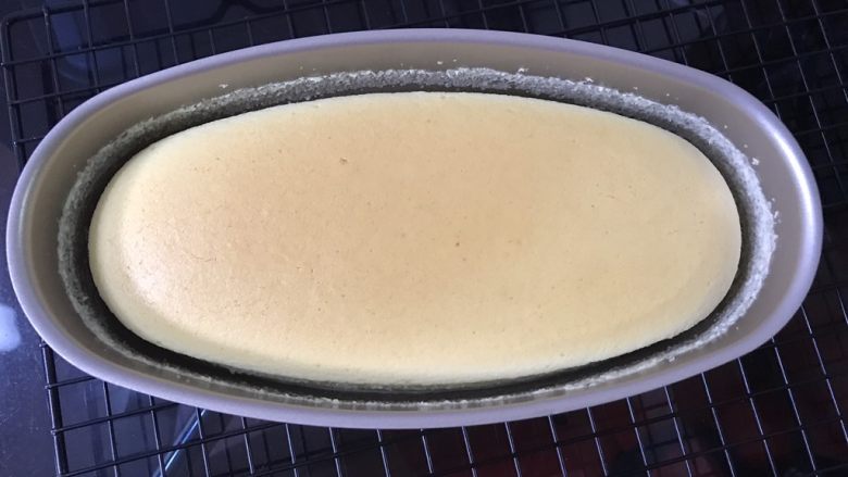 轻乳酪蛋糕,烤好后不要立刻取出蛋糕,在烤箱里闷30分钟左右取出。冷却的蛋糕会回缩离模。
完全晾凉后倒扣脱模。放冰箱冷藏4小时再吃口感最佳哦。