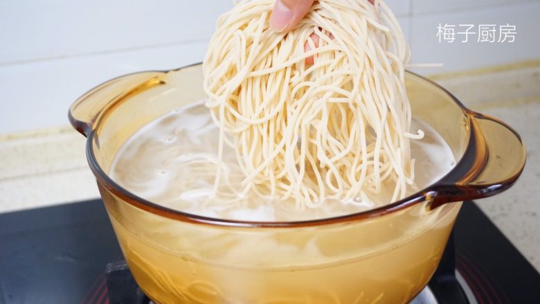 红烧牛肉面,另取一口锅,烧水,下面。