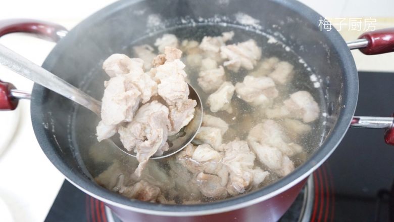 红烧牛肉面,焯水两分钟后捞出,备用。