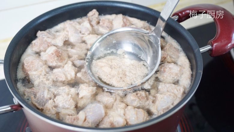 红烧牛肉面,温水下锅焯水,撇去浮沫。