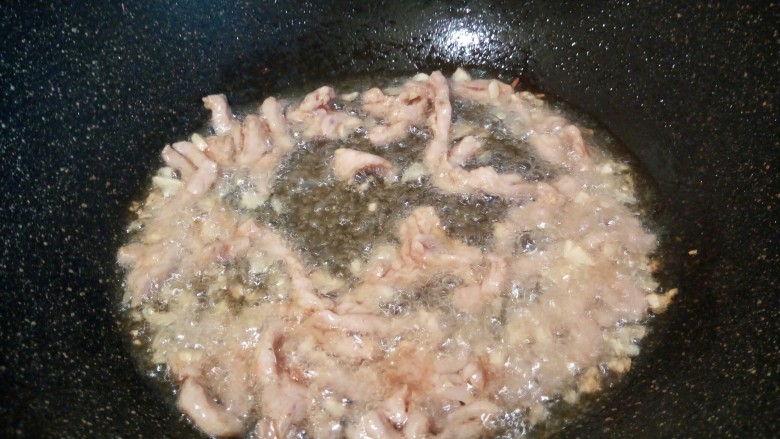 什锦家常炒面,锅里油稍微多一点,爆香蒜泥,放肉丝翻炒变色
