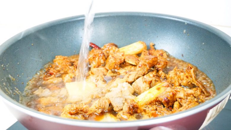 红烧牛肉面,加入清水,水量可以多加一些,做牛肉面汁多才好吃。