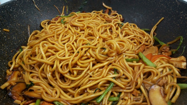 什锦家常炒面,加生抽,鸡精调味,