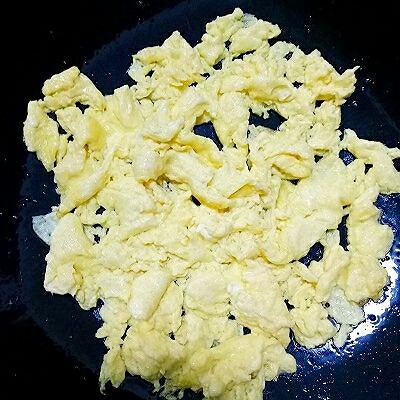 韭菜鸡蛋饼,热火热油倒入鸡蛋液,用筷子打圈搅拌,炒熟盛出