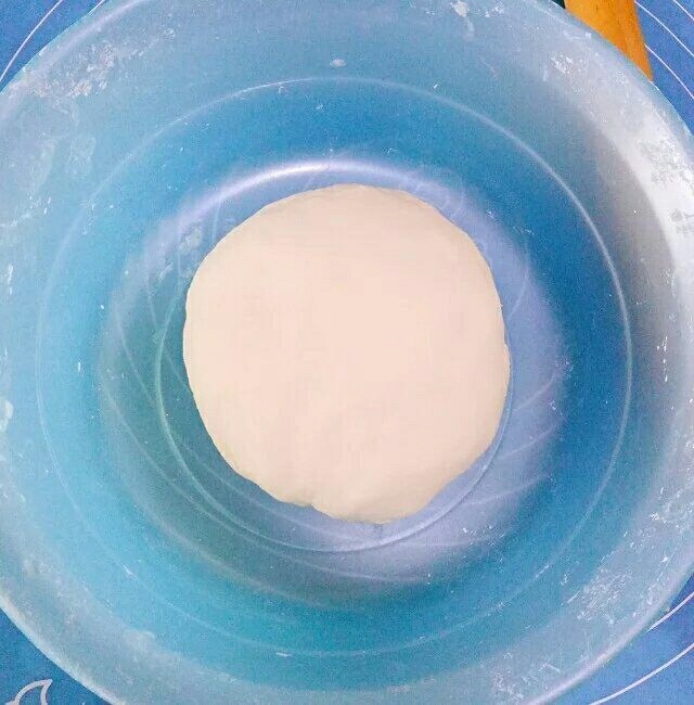 韭菜鸡蛋饼,在一点一点的加水,用手揉成面团
