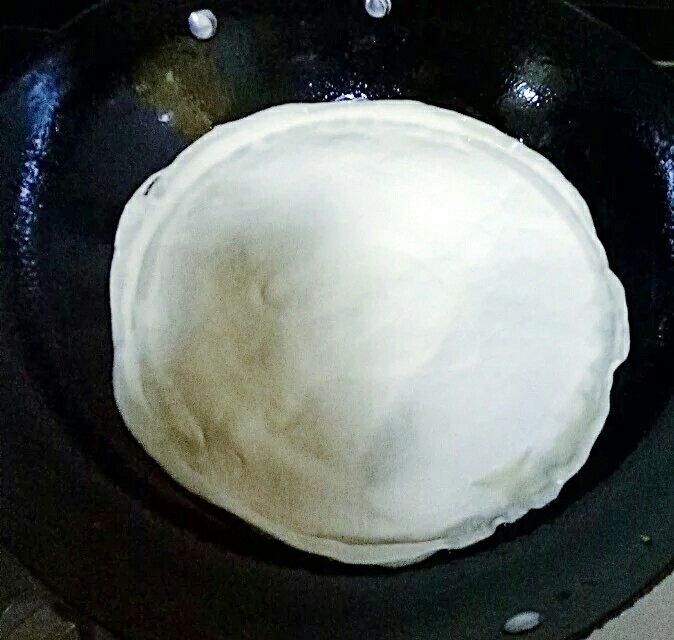 韭菜鸡蛋饼,锅里倒油烧热,放入面饼,等到饼鼓起来,翻面
