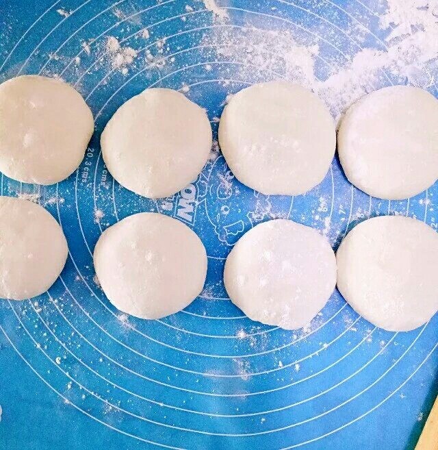 韭菜鸡蛋饼,醒发好的面团,分成大小差不多的剂子,揉圆按扁