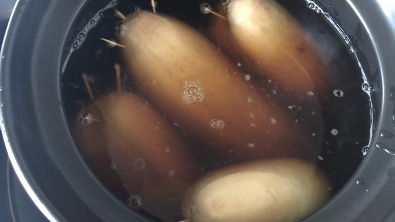 糯米糖藕,加入水,水要多一点,因为要炖好久的,我是中途又加了一次水的