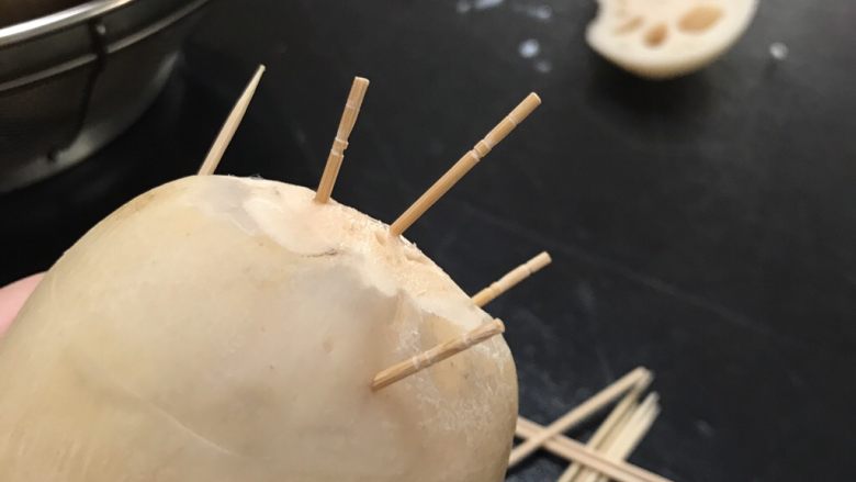糯米糖藕,用牙签固定,要插紧哦,