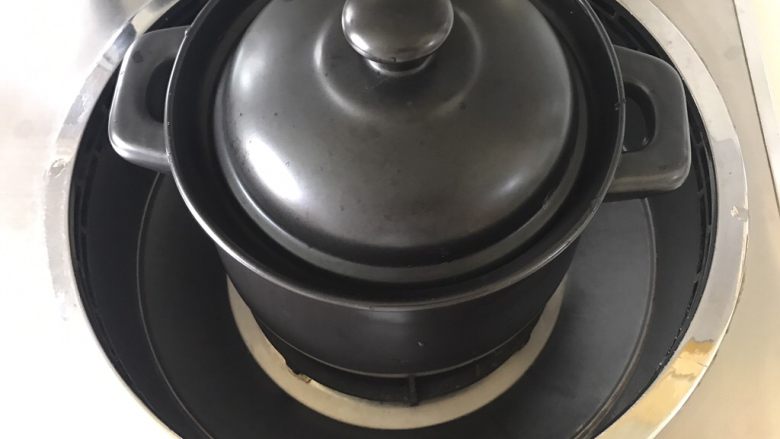 糯米糖藕,盖上盖子开火,煮开后小火慢慢炖吧,反正我炖了半天,