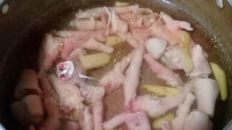 快手泡椒鸡爪,用剪刀剪去<a style='color:red;display:inline-block;' href='/shicai/ 89'>鸡爪</a>的指甲,然后剁成小块,用凉水反复冲洗去血水,然后凉水下锅,放生姜片/放料酒(去腥)焯水,大火8-10分钟,用筷子戳一下,烂了就出锅。