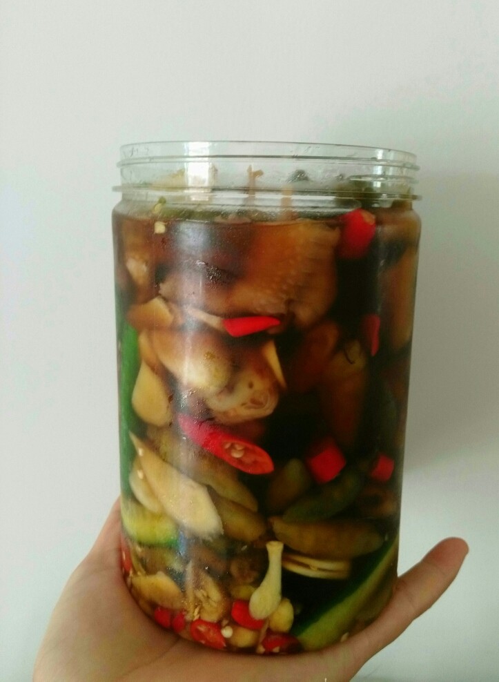 快手泡椒鸡爪,找个容器开始泡,玻璃的最好(我家只用这种的了),里面提前冷一些凉开水,放醋,放盐,放酱油,放一两颗冰糖,搅匀,然后把第二步的全部倒进去,然后放鸡爪,同样搅匀,然后静置,盖上盖子,放冰箱冷藏一晚。