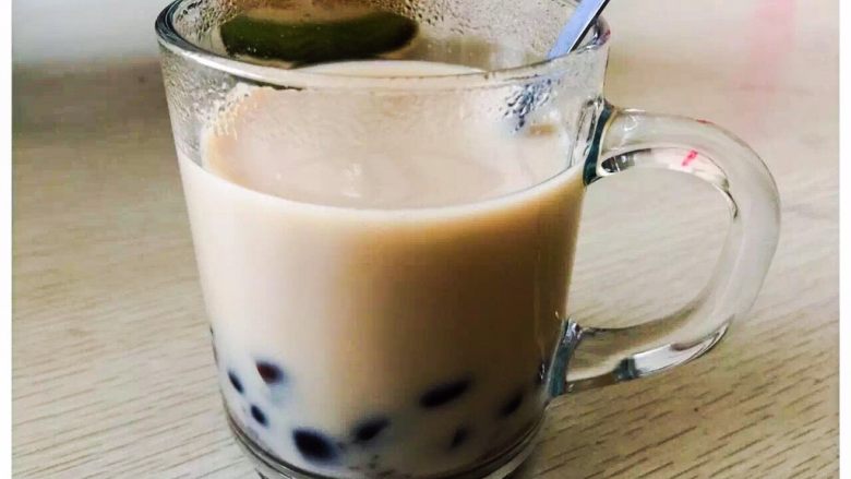红茶+牛奶+红豆的正确打开方式,在杯子里加入适量提前煮好的红豆、盛出奶茶(喜欢甜淡的可以适量加入糖),这样就做好啦~做好啦~~真的是不添加、不添加喔~~