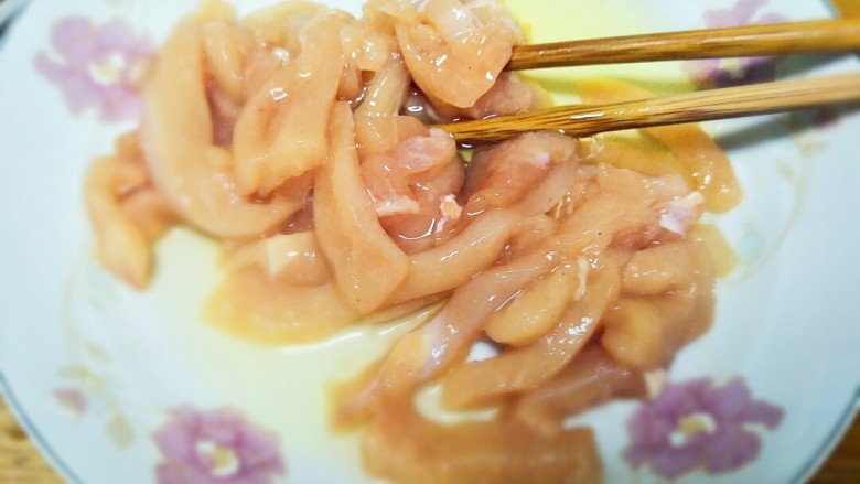 (鸡胸版)糖醋里脊,打入一个<a style='color:red;display:inline-block;' href='/shicai/ 9'>鸡蛋</a>清。