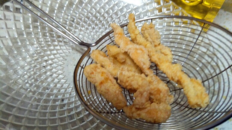 (鸡胸版)糖醋里脊,炸好的鸡胸肉控油。
全炸完后,稍微晾凉,然后再一起下油锅复炸一遍,这样才会脆脆的。