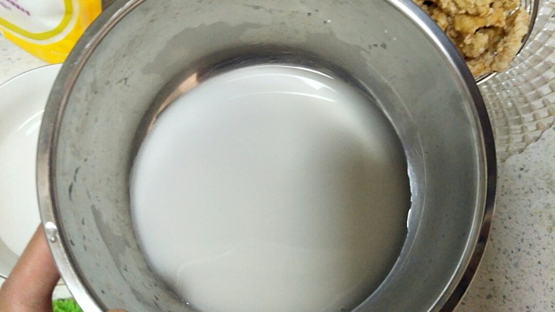 (鸡胸版)糖醋里脊,准备一点淀粉水(淀粉+水)