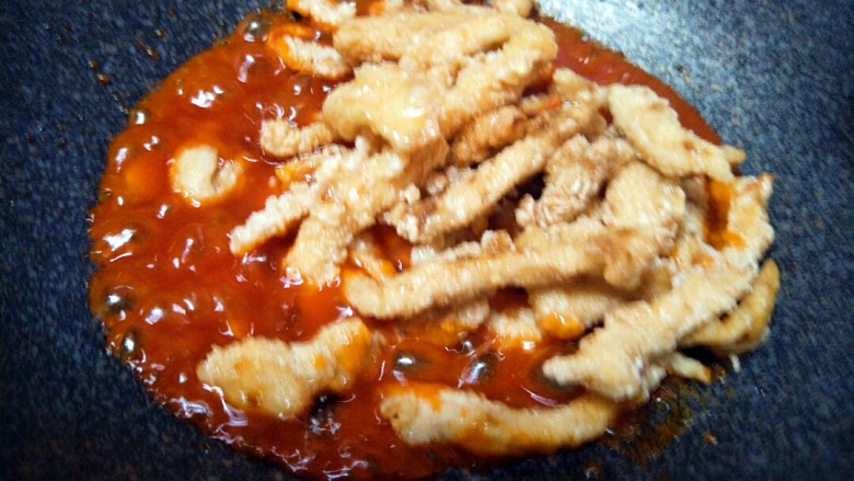 (鸡胸版)糖醋里脊,倒入复炸好的鸡胸肉。