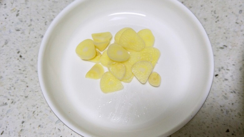 (鸡胸版)糖醋里脊,准备好蒜片。