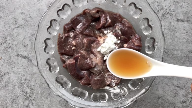 爆炒猪肝,<a style='color:red;display:inline-block;' href='/shicai/ 718'>料酒</a>1汤匙去腥,搅拌均匀静至5-8分钟入味