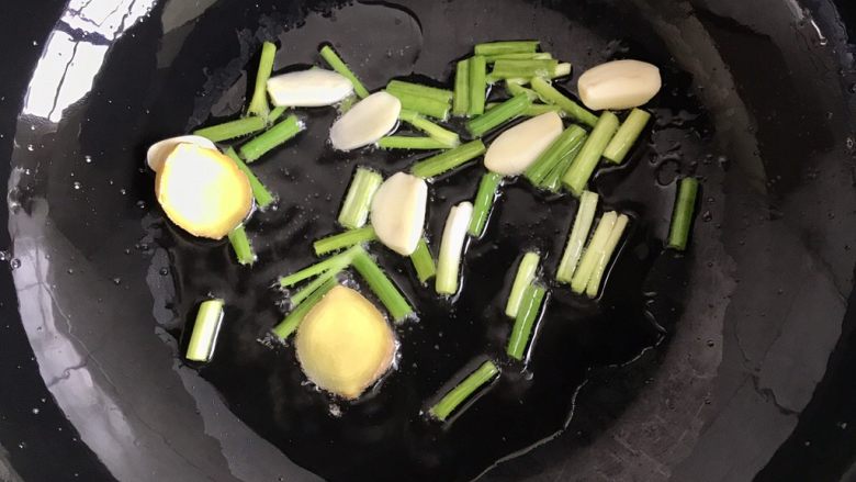 爆炒猪肝,另起锅放少许油,葱姜蒜爆香