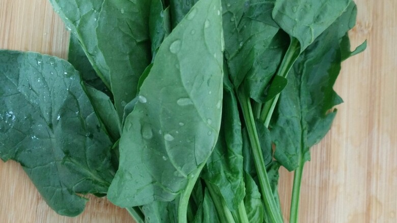 菠菜汁杂酱面,<a style='color:red;display:inline-block;' href='/shicai/ 117'>菠菜</a>用清水冲洗干净,